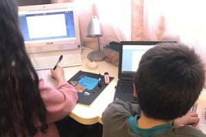 Escolares realizan tareas en casa durante el confinamiento.