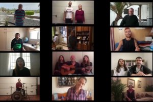 Miembros del coro interpretando el tema cada uno desde sus casas.