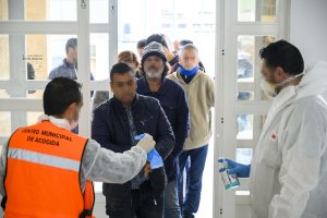 Entrada de usuarios en el Albergue de Inturjoven