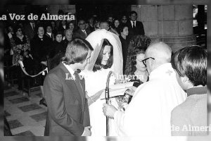 El periodista almeriense José Ángel Pérez exhibiendo una cuidada melena el día de su boda.