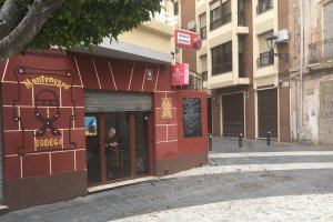 Pepe Ibarra el del Montenegro, haciendo labores de mantenimiento en su bodega, que lleva cerrada desde el 15 de marzo.