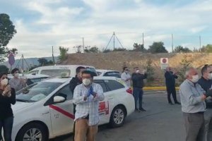 Aplausos de los taxistas a las puertas del Hospital Universitario Torrecárdenas.