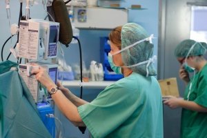 El presidente andaluz advierte de que \"la evolución de la enfermedad sigue siendo un enigma\".