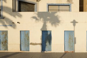 Sombras sobre unas casetas en el paseo marítimo de Almería.