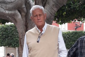 Hugo Galera posa en Sorbas para la cámara de A.Torres.