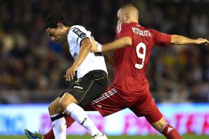 Tino Costa y Karim Benzema en un partido en Mestalla.
