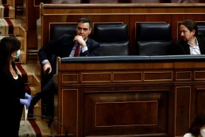 Sánchez e Iglesias en el Congreso durante el debate de prórroga del estado de alarma