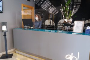 Recepción del Avenida Hotel con pantallas de protección