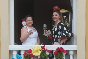 Ana López en los balcones de la calle Córdoba, en la barriada de La Curva en Adra