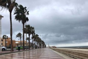 La playa de El Zapillo podrá volver a tener vida desde este domingo.