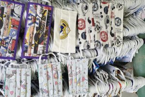 Fotografía de las mascarillas fabricadas manualmente en Antas.