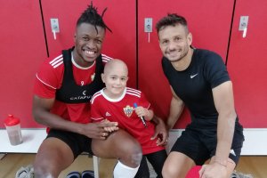 Sekou, Sergio y René en el vestuario del Mediterráneo.