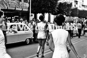 Las majorettes francesas nos enseñaron un nuevo modelo de minifalda en 1972.