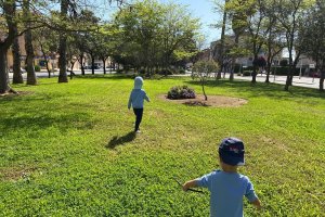 Niños jugando en un parque de Cartagena.