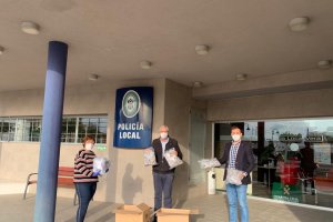 El alcalde y teniente de alcalde con las mascarillas.