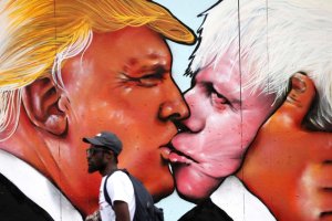 Trump y Johnson se besan, en el mural pintado en Bristol por los grafiteros Felix Braun y Jack Dones (Peter Nicholls / Reuters)