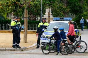 En algunas zonas como las grandes ciudades se han podido ver imágenes en las que no se respetan las normas de distanciamiento social.
