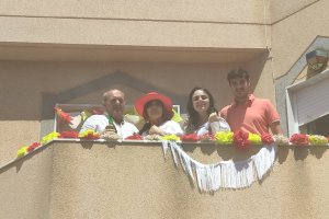 Las familias han llenado de colorido los balcones por San Marcos.