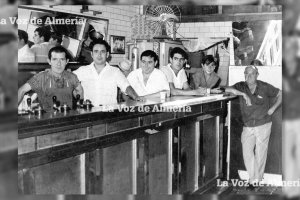 El histórico bar ‘Los Claveles’ a comienzos de los años setenta, tiempos de cambios continuos, de revoluciones permanentes.