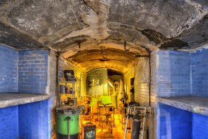 El quirófano tenía bancos corridos de losa hidráulica para sentarse (Foto: Domingo Leiva).