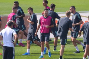 La paradoja italiana: los futbolistas pueden entrenar, pero en los parques.