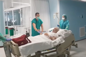 Momento de la salida de la UCI saludando y agradeciendo al personal sanitario.