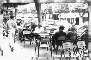 Una de las tertulias que a diario se organizaban en los veladores del Café Español, en el Paseo de Almería.