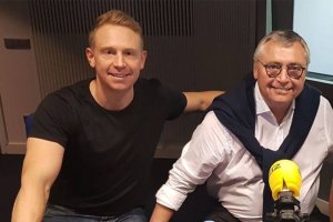 Michael Robinson con su hijo.