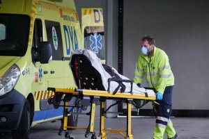 Miembros de una ambulancia del DYA Navarra procede al traslado de un paciente en el Complejo Hospitalario de Navarra.   Eduardo Sanz / Europa Press
