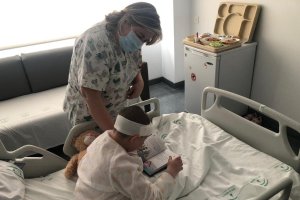 Libros donados por Indalnea al Hospital Universitario Torrecárdenas.