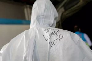 Un sanitario antes del traslado de un paciente con covid-19. Jesús Hellín - Europa Press