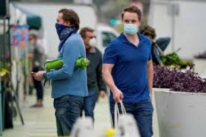 No es necesario llevar mascarilla cuando se camina solo por la calle sin nadie cerca.