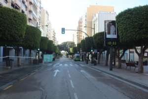 Paseo de Almería con todo cerrado
