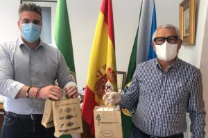 El alcalde, Manuel Jesús Flores, con el representante del Consorcio.