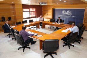 Desarrollo de la reunión en el consistorio.