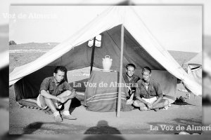 Uno de los campamentos que el Frente de Juventudes organizaba en Almería en los años de la posguerra en el que nunca faltaba el clásico botijo.