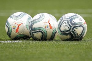 Imagen de tres balones oficiales de LaLiga.