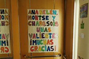 Cartel de agradecimiento a tres sanitarias en un ascensor de Albox.