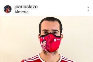 Lazo con su mascarilla personalizada.