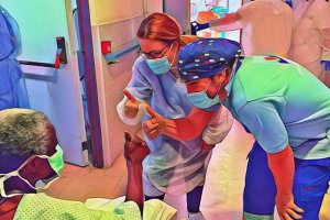 Javier Sandoval saluda a uno de los mayores de la residencia.