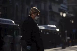 Una mujer en Sevilla durante el 46 día del estado de alarma. Foto: María José López - Europa Press