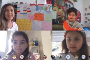 Alumnos participando en una clase virtual.