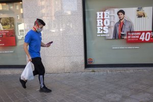 Cazado con la compra a través del objetivo siempre intrépido del fotógrafo almeriense.