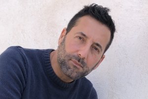 Miguel Vasserot con un libro entre las manos.