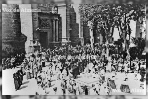 Procesión del Corpus recorriendo la Plaza de la Catedral en 1950. El Jueves del Corpus era entonces festivo.