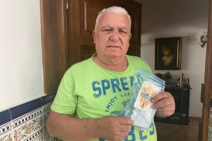 Un abonado con su mascarilla.