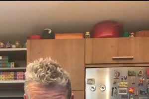 Chicote con la camiseta del URA.