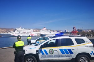 La Policía Portuaria de Almería con las sirenas de sus vehículos encendidas.