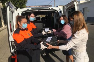 La concejal de Educación, Delia Mira, acompaña al equipo de voluntarios de Protección Civil en los repartos.