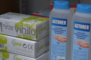 Alguno de los elementos que forman el kit puesto a disposición de los comercios.